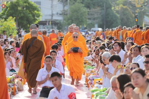 ภาพ No.235241:วันอาทิตย์ที่ 27 กรกฎาคม พ.ศ. 2568 พิธีตักบาตรพระ1,000 รูป ทำบุญเมืองพัทลุง ประธานสงฆ์ พระปริยัติวชิโรดม  เจ้าคณะจังหวัดพัทลุง ประธานฆราวาส นายรัฐศาสตร์ ชิดชู  ผู้ว่าราชการจังหวัดพัทลุง