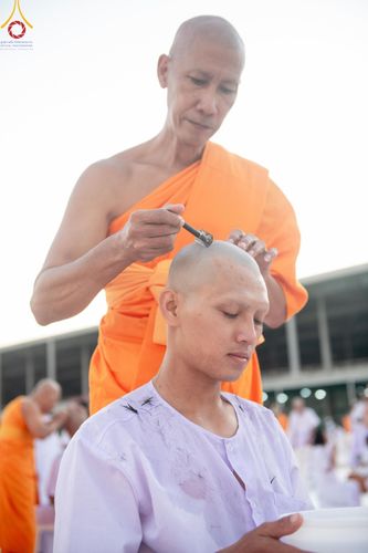 ภาพ No.180085:พิธีปลงผมนาคธรรมทายาท ในโครงการอุปสมบทหมู่ บูชาธรรมมหาปูชนียาจารย์ (ศูนย์อบรมวัดพระธรรมกาย) วันที่ 1 ธันวาคม พ.ศ. 2567 ณ ลานธรรมหารัตนวิหารคด วัดพระธรรมกาย จ.ปทุมธานี
