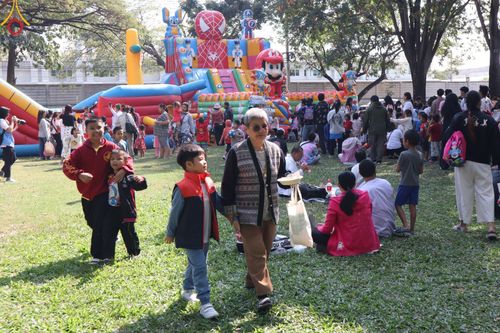 ภาพ No.194078:วัดพระธรรมกาย จัดงานวันเด็กแห่งชาติ ประจำปี พ.ศ.2568 ออกร้านอาหาร 200 ร้าน มอบของขวัญหลายหมื่นชิ้น วันที่ 12 มกราคม พ.ศ. 2568 วัดพระธรรมกาย อ.คลองหลวง จ.ปทุมธานี