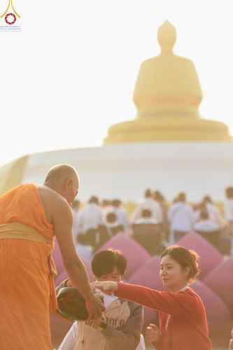 ภาพ No.201240:พิธีตักบาตรพระธรรมยาตรา ณ อนุสรณ์สถานลำดับที่ 5 สถานที่เผยแผ่วิชชาธรรมกายครั้งแรก อนุสรณ์สถานบางปลา วัดบางปลา อำเภอบางเลน จังหวัดนครปฐม ในโครงการธรรมยาตรา กตัญญูบูชา มหาปูชนียาจารย์ พระมงคลเทพมุนี(สด จนฺทสโร) พระผู้ปราบมาร อนุสรณ์สถาน 7 แห่ง ปีที่ 13