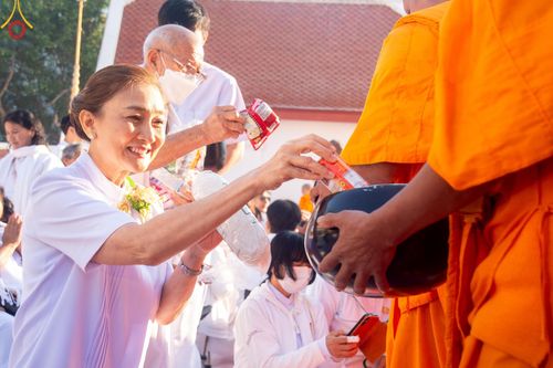 ภาพ No.197851:พิธีตักบาตรพระธรรมยาตรา ณ อนุสรณ์สถานลำดับที่ 4 สถานที่เกิดด้วยกายธรรม วัดโบสถ์(บน) ต.บางคูเวียง จ.นนทบุรี ในโครงการธรรมยาตรา กตัญญูบูชา มหาปูชนียาจารย์ พระมงคลเทพมุนี(สด จนฺทสโร) พระผู้ปราบมาร อนุสรณ์สถาน 7 แห่ง ปีที่ 13 วันที่ 19 มกราคม พ.ศ. 2568