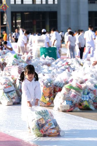 ภาพ No.187948:พิธีตักบาตรฉลองพระใหม่ ต้อนรับพุทธศักราช 2568 ณ ลานธรรมพระมหาธรรมกายเจดีย์ วัดพระธรรมกาย จ.ปทุมธานี วันที่ 1 มกราคม พ.ศ. 2568