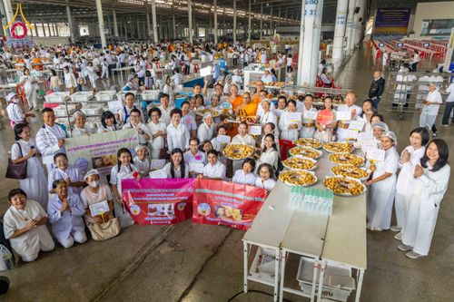 ภาพ No.306867:วันที่ 31 มกราคม พ.ศ. 2569 พิธีถวายภัตตาหารเป็นสังฆทาน แด่พระธรรมยาตรา ณ วัดพระธรรมกาย  จังหวัดปทุมธานี ในโครงการธรรมยาตรา กตัญญูบูชา มหาปูชนียาจารย์ พระมงคลเทพมุนี(สด จนฺทสโร) พระผู้ปราบมาร อนุสรณ์สถาน 7 แห่ง ปีที่ 14