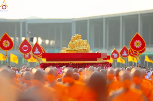 ภาพ No.79157:พิธีอัญเชิญองค์พระบรมพุทธเจ้า 24 องค์ เวียนประทักษิณรอบพระมหาธรรมกายเจดีย์ ณ วัดพระธรรมกาย  วันที่ 2 เมษายน พ.ศ. 2566