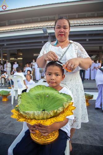 ภาพ No.78471:พิธีตัดปอยผม โครงการหน่อแก้วเปรียญธรรมรุ่นที่ 11  วันที่ 26 มีนาคม พ.ศ.2566  ณ หมู่กุฏิสามเณร อาคารค่ายจองแชมป์ วัดพระธรรมกาย