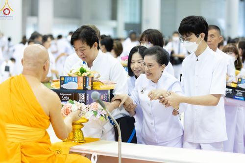 ภาพ No.84519:พิธีถวายผ้าอาบน้ำฝนและประทีปโคมไฟ ในวันอาสาฬหบูชา ณ ห้องแก้วสารพัดนึก 1 วัดพระธรรมกาย วันอังคารที่ 1 สิงหาคม พ.ศ. 2566