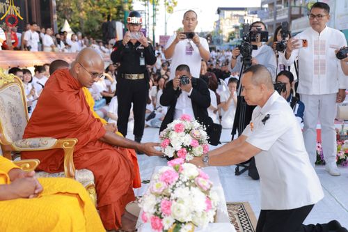 ภาพ No.311199:วันเสาร์ที่ 28 กุมภาพันธ์ พ.ศ. 2569 พิธีตักบาตรพระมหากุศล 11,250 รูป เฉลิมฉลอง 1,250 ปีศรีธรรมราชเจดีย์ สู่มรดกโลก ณ ถนนราชดำเนิน บริเวณหน้าวัดพระมหาธาตุวรมหาวิหาร อ.เมือง จ.นครศรีธรรมราช