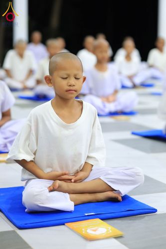 ภาพ No.319930:วันที่ 1 เมษายน พ.ศ.2569 นาคน้อยว่าที่สามเณรธรมทายาท จำนวน 98 คน  ร่วมกันสวดมนต์ทำวัตรเย็นและนั่งสมาธิ ณ ศูนย์ปฏิบัติธรรมบุรีรัมย์ จ.บุรีรัมย์