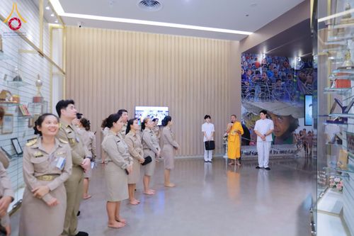 ภาพ No.311559:วันจันทร์ที่ 23 กุมภาพันธ์ พ.ศ. 2569 เปิดโลกทัศน์ผู้บริหารสถานศึกษายุคใหม่ เรียนรู้ต้นแบบการพัฒนาคนผ่านพลัง “บวร–V-Star” ผู้เข้ารับการพัฒนาตามโครงการ สพฐ. ศึกษาดูงานวัดพระธรรมกาย เสริมภาวะผู้นำคุณธรรมสู่การบริหารโรงเรียนอย่างยั่งยืน ณ อาคาร 100 ปี คุณยาย