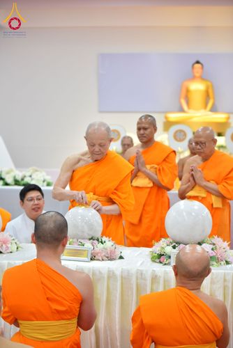 ภาพ No.294266:วันอาทิตย์ที่ 14 ธันวาคม พ.ศ.2568 พิธีเจริญพระพุทธมนต์สมโภชดวงแก้วลูกนิมิตเอก และดวงแก้วนิมิตปฏิบัติธรรม อัญเชิญประดิษฐาน  ณ วัดพระธรรมกายในประเทศสหรัฐอเมริกาและประเทศเยอรมนี 7 แห่ง ณ อาคารปลูกศรัทธา 2 วัดพระธรรมกาย