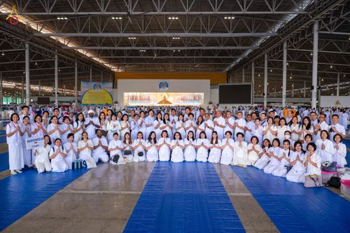 ภาพ No.76804:พิธีตักบาตรข้าวสารอาหารแห้ง  ณ บ้านแก้วเรือนทองคุณยายฯ สภาธรรมกายสากล  วัดพระธรรมกาย จ.ปทุมธานี  ในวันอาทิตย์ต้นเดือนที่ 6 มีนาคม พ.ศ. 2566