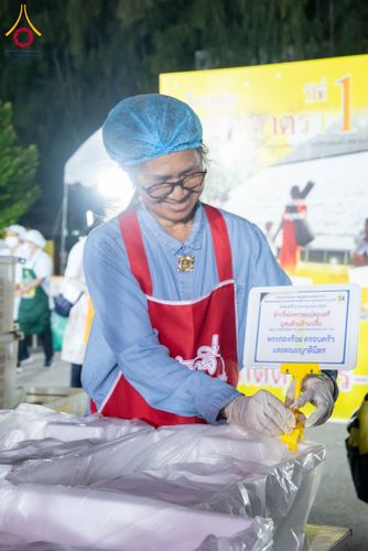 ภาพ No.288189:วันที่ 5 มกราคม พ.ศ. 2569 พิธีถวายภัตตาหารเป็นสังฆทาน แด่พระธรรมยาตรา ในโครงการธรรมยาตรา กตัญญูบูชา มหาปูชนียาจารย์ พระมงคลเทพมุนี(สด จนฺทสโร) พระผู้ปราบมาร อนุสรณ์สถาน 7 แห่ง ปีที่ 14 ณ อนุสรณ์สถานมหาวิหารพระมงคลเทพมุนี (โลตัสแลนด์) อ.สองพี่น้อง จ.สุพรร