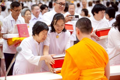 ภาพ No.228433:วันอาทิตย์ที่ 8 มิถุนายน พ.ศ. 2568 พิธีถวายทุนสนับสนุนพระไตรปิฎกฉบับธรรมชัย และอนุรักษ์คัมภีร์โบราณ ณ ห้องแก้วสารพัดนึก 2 วัดพระธรรมกาย