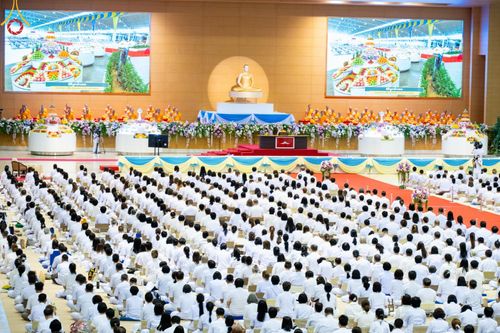 ภาพ No.139179:พิธีตักบาตร , พิธีบูชาข้าวพระ ณ ห้องแก้วสารพัด 1 สภาธรรมกายสากล วัดพระธรรมกาย วันอาทิตย์ต้นเดือนที่ 2 มิถุนายน พ.ศ. 2567