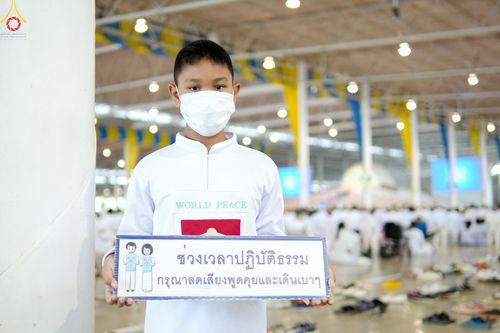 ภาพ No.89551:พิธีตักบาตร ข้าวสารอาหารแห้ง พิธีบูชาข้าวพระ และพิธีจุดเทียนใจ ไฟนิรันดร์  อนันตชัย ณ สภาธรรมกายสากล วัดพระธรรมกาย วันอาทิตย์ที่ 1 ตุลาคม พ.ศ. 2566