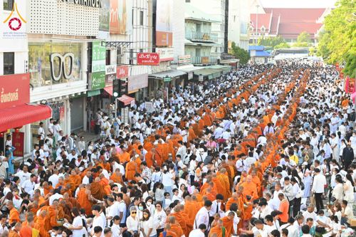 ภาพ No.312663:วันอาทิตย์ที่ 8 มีนาคม พ.ศ.2569 ทำบุญเมืองนครราชสีมา 558 ปี ตักบาตรพระ 10,000 รูป