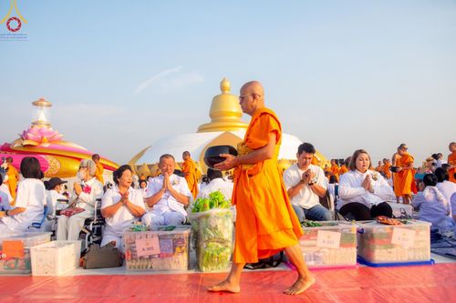 ภาพ No.201141:พิธีตักบาตรพระธรรมยาตรา ณ อนุสรณ์สถานลำดับที่ 5 สถานที่เผยแผ่วิชชาธรรมกายครั้งแรก อนุสรณ์สถานบางปลา วัดบางปลา อำเภอบางเลน จังหวัดนครปฐม ในโครงการธรรมยาตรา กตัญญูบูชา มหาปูชนียาจารย์ พระมงคลเทพมุนี(สด จนฺทสโร) พระผู้ปราบมาร อนุสรณ์สถาน 7 แห่ง ปีที่ 13