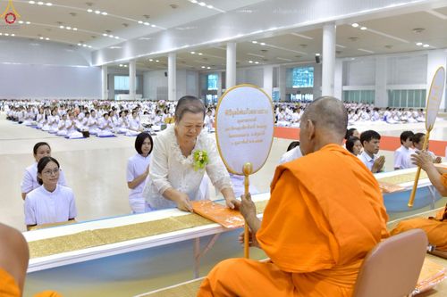 ภาพ No.233882:วันเสาร์ที่ 19 กรกฎาคม พ.ศ.2568 วันมหารำลึก ครั้งที่ 35 พิธีรำลึกถึงนักสร้างบารมี , พิธีสวดพระพุทธมนต์ , พิธีทอดผ้าบังสกุลและถวายไทยธรรม วัดพระธรรมกาย