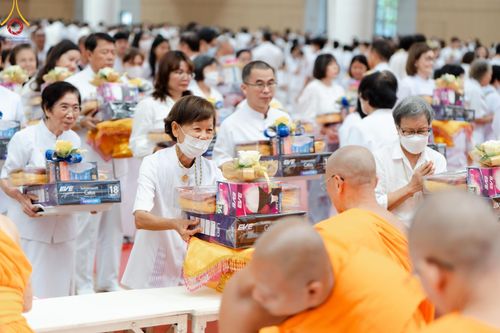ภาพ No.145349:พิธีถวายผ้าอาบน้ำฝนและประทีปโคมไฟ ณ สภาธรรมกายสากล วัดพระธรรมกาย วันเสาร์ที่ 20 กรกฎาคม พ.ศ. 2567