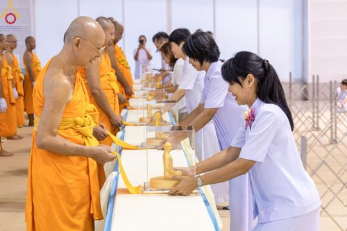 ภาพ No.159591:สัมมนาพิเศษและพิธีมอบองค์พระธรรมกาย 2,000 องค์ ณ ห้องแก้วสารพัดนึก 1 วัดพระธรรมกาย วันอาทิตย์ต้นเดือนที่ 6 ตุลาคม พ.ศ. 2567