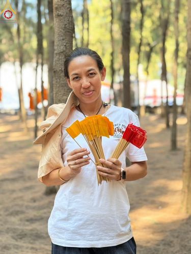 ภาพ No.198836:V.50 สารพัดV สารพัดดี ที่ธรรมยาตรา ในโครงการธรรมยาตรา กตัญญูบูชา มหาปูชนียาจารย์ พระมงคลเทพมุนี(สด จนฺทสโร) พระผู้ปราบมาร อนุสรณ์สถาน 7 แห่ง ปีที่ 13 ระหว่างวันที่ 2-31 มกราคม พ.ศ. 2568