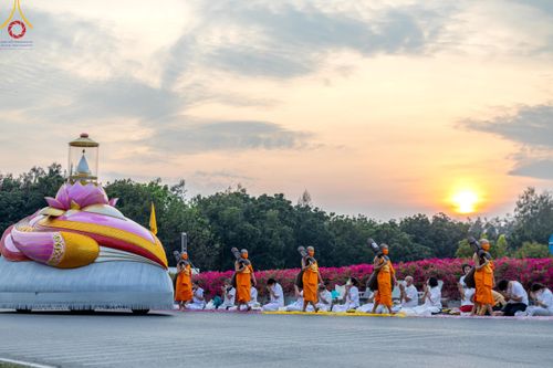 ภาพ No.120427:พิธีต้อนรับพระธรรมยาตรา ในโครงการธรรมยาตรา กตัญญูบูชา มหาปูชนียาจารย์ พระมงคลเทพมุนี(สด จนฺทสโร) พระผู้ปราบมาร อนุสรณ์สถาน 7 แห่ง ปีที่ 12 วันที่ 28 มกราคม พ.ศ. 2567 ณ วัดพระธรรมกาย จ.ปทุมธานี (ชุดที่ 2)