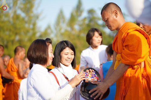 ภาพ No.193071:พิธีตักบาตรพระธรรมยาตรา ณ อนุสรณ์สถานคลองบางนางแท่น อ.สามพราน จ.นครปฐม ในโครงการธรรมยาตรา กตัญญูบูชา มหาปูชนียาจารย์ พระมงคลเทพมุนี(สด จนฺทสโร) พระผู้ปราบมาร อนุสรณ์สถาน 7 แห่ง ปีที่ 13 วันที่ 11 มกราคม พ.ศ.2568