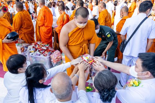 ภาพ No.101933:ตักบาตรพระ 10,000 รูป เติมบุญให้แผ่นดิน เนื่องในโอกาส 192 ปี จังหวัดกาญจนบุรี หนึ่งในโครงการตักบาตรพระ 2,000,000 รูป  77 จังหวัดทุกวัดทั่วไทย วันจันทร์ที่ 11 ธันวาคม พ.ศ. 2566 บริเวณถนนสองแคว (SKY WALK) เมืองกาญจนบุรี