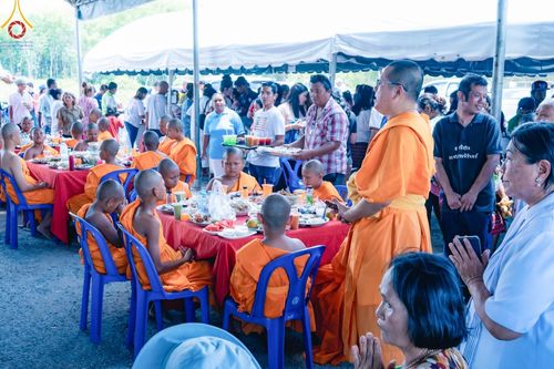 ภาพ No.133557:พิธีขอขมารับผ้าไตร, พิธีบรรพชาสามเณร, สามเณรออกบิณฑบาต ในโครงการบรรพชาสามเณร ฟื้นฟูพระพุทธศาสนาทั่วไทย  ณ ศูนย์ปฏิบัติธรรม และอบรมเยาวชนเมืองยะลา วันที่ 3 เมษายน พ.ศ. 2567