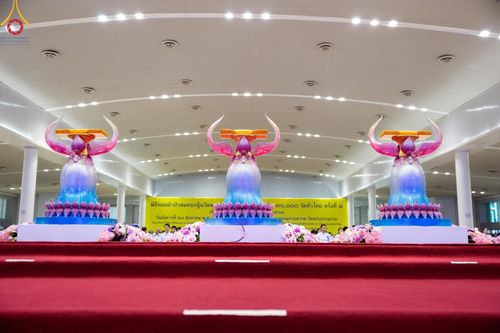 ภาพ No.150018:พิธีตักบาตร , พิธีปฎิบัติธรรม , พิธีถวายภัตตาหารเมนูสวรรค์ ในพรรษาแห่งการเข้าถึงธรรม วันธรรมชัย วันอังคารที่ 27 สิงหาคม พ.ศ.2567 ณ สภาธรรมกายสากล วัดพระธรรมกาย