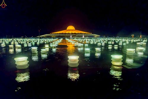 ภาพ No.244323:วันที่ 7 กันยายน พ.ศ. 2568 พิธีจุดประทีป วันครูผู้ค้นพบวิชชาธรรมกาย ณ ลานธรรมฯ และวิหารคด วัดพระธรรมกาย