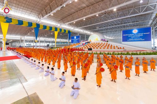 ภาพ No.237554:วันอาทิตย์ที่ 10 สิงหาคม พ.ศ.2568 พิธีมอบใบประกาศเกียรติคุณ โครงการสอบบาลี "ฉลองแชมป์" บูชาธรรม 80 ปี หลวงพ่อธัมมชโย ประจำปี 2568 และ พิธีมอบดวงแก้วสามเณรทรงบาลีไวยากรณ์ ณ สภาธรรมกายสากล วัดพระธรรมกาย ปทุมธานี