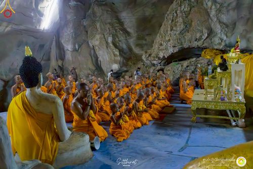 ภาพ No.222262:วันที่ 26-27 เมษายน พ.ศ. 2568 ศูนย์ปฏิบัติธรรมสวนผึ้ง ร่วมกับ ธุดงค์คสถานประจวบคีรีขันธ์ และวัดอ่าวน้อย  จัดกิจกรรมเดินธรรมยาตรา ตักบาตรข้าวสารอาหารแห้ง และจุดประทีปถวายเป็นพุทธบูชา ณ วัดอ่าวน้อย จ.ประจวบคีรีขันธ์