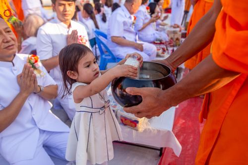 ภาพ No.112815:พิธีตักบาตรพระธรรมยาตราฯ ณ วัดสองพี่น้อง จ.สุพรรณบุรี วันที่ 15 มกราคม พ.ศ. 2567