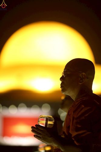 ภาพ No.224076:วันวิสาขบูชา วันอาทิตย์ที่ 11 พฤษภาคม พ.ศ. 2568 พิธีจุดวิสาขประทีป ,  พิธีเวียนประทักษิณรอบพระมหาธรรมกายเจดีย์ , พิธีฉลองชัยสวดมนต์บทธัมมจักกัปปวัตตนสูตร ครบ 7,357,000,000 จบ ณ มหารัตนวิหารคด วัดพระธรรมกาย