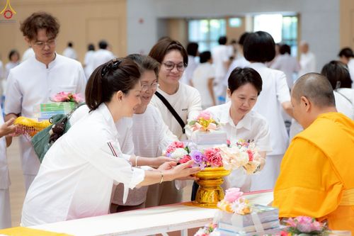 ภาพ No.225460:วันอาทิตย์ที่ 18 พฤษภาคม พ.ศ. 2568 พิธีร่วมบุญการศึกษา พระภิกษุ สามเณร ณ ห้องแก้วสารพัดนึก 2 วัดพระธรรมกาย