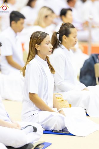 ภาพ No.143508:พิธีตักบาตร ข้าวสารอาหารแห้ง ณ บ้านแก้วเรือนทองคุณยายฯ และ พิธีบูชาข้าวพระ  ณ สภาธรรมกายสากล วัดพระธรรมกาย วันอาทิตย์ที่ 7 กรกฎาคม พ.ศ. 2567