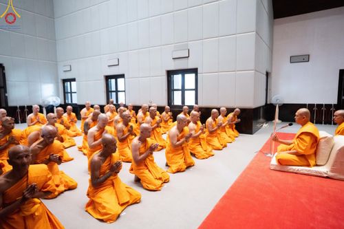 ภาพ No.199784:โครงการอุปสมบทหมู่บูชาธรรม 116 ปี คุณยายอาจารย์มหารัตนอุบาสิกาจันทร์ ขนนกยูง โครงการอุปสมบทหมู่ธรรมทายาท ระดับอุดมศึกษา รุ่นที่ 51 ภาคฤดูหนาว  ณ โบสถ์พระไตรปิฏก วัดพระธรรมกาย จ.ปทุมธานี  วันที่ 11 มกราคม พ.ศ. 2568 โดยมีพระครูปลัดรัตนวีรวัฒน์ เจ้าอาวาสวัด