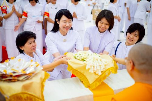 ภาพ No.214885:พิธีต้อนรับสัญญาบัตร พัดยศ พระราชวิเทศวชิรเวที (บัณฑิต วรปญฺโญ) เจ้าอาวาสวัดพระธรรมกายสกอตแลนด์ สหราชอาณาจักร ผู้ช่วยเจ้าอาวาสวัดพระธรรมกาย ณ อุโบสถพระไตรปิฏก วัดพระธรรมกาย