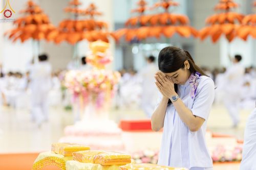 ภาพ No.167816:พิธีทอดกฐิน และ พิธีกรานกฐิน ในวันอาทิตย์ที่ 3 พฤศจิกายน พ.ศ. 2567 ณ วัดพระธรรมกาย จ.ปทุมธานี