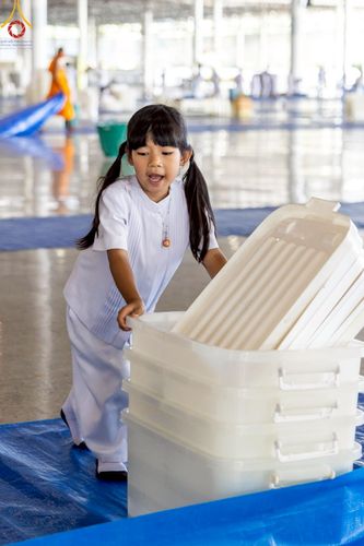 ภาพ No.222084:วันที่ 4 พฤษภาคม พ.ศ. 2568 พิธีตักบาตร เนื่องในวันอาทิตย์ต้นเดือน ณ บ้านแก้วเรือนทองคุณยายฯ วัดพระธรรมกาย