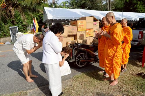 ภาพ No.235266:วันอาทิตย์ที่ 27 กรกฎาคม พ.ศ. 2568 พิธีตักบาตรพระ1,000 รูป ทำบุญเมืองพัทลุง ประธานสงฆ์ พระปริยัติวชิโรดม  เจ้าคณะจังหวัดพัทลุง ประธานฆราวาส นายรัฐศาสตร์ ชิดชู  ผู้ว่าราชการจังหวัดพัทลุง