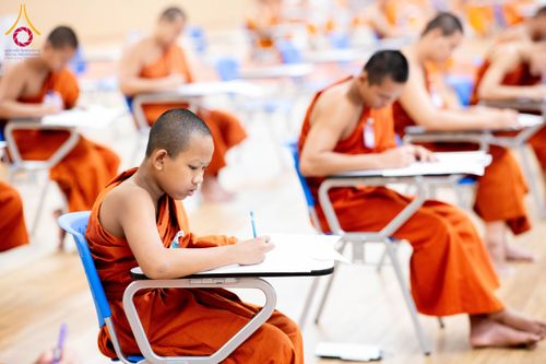 ภาพ No.208898:พระบาทสมเด็จพระเจ้าอยู่หัวทรงพระกรุณาโปรดเกล้าฯ พระราชทานภัตตาหารพระราชทาน แด่พระภิกษุ สามเณร ในการสอบบาลีสนามหลวง ณ วัดพระธรรมกาย วันที่ 22 กุมภาพันธ์ พ.ศ. 2568 ณ วัดพระธรรมกาย อำเภอคลองหลวง จังหวัดปทุมธานี