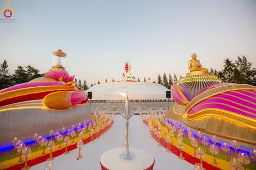 ภาพ No.192750:พิธีจุดประทีปถวายเป็นพุทธบูชา และบูชาธรรมมหาปูชนียาจารย์ ณ อนุสรณ์สถานคลองบางนางแท่น อ.สามพราน จ.นครปฐม ในโครงการธรรมยาตรา กตัญญูบูชา มหาปูชนียาจารย์ พระมงคลเทพมุนี(สด จนฺทสโร) พระผู้ปราบมาร อนุสรณ์สถาน 7 แห่ง ปีที่ 13 วันที่ 10 มกราคม พ.ศ. 2568