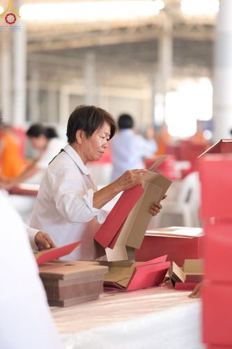 ภาพ No.210988:วันที่ 15 มีนาคม พ.ศ. 2568  บุญบรรจุกล่องไทยธรรม เพื่อถวายแด่พระสังฆาธิการ 40,000 กว่าวัดทั่วไทย ในวันคุ้มครองโลก 22 เมษายน พ.ศ. 2568