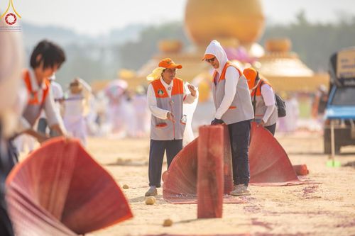 ภาพ No.130118:V.34 เพื่อธรรมเพื่อบางกล่ำ การรับบุญของเจ้าหน้าที่หน่วยงานต่างๆ  เพื่องานธรรมยาตราอัญเชิญพระบรมสารีริกธาตุ ประดิษฐาน ณ มหารัตนเจดีย์สิริปทุมสวรรค์ (เจดีย์อริยพุทธะ 5 พระองค์) ณ ศูนย์ปฏิบัติธรรมภาคใต้ อ.บางกล่ำ จ.สงขลา ระหว่างวันที่ 9-10 มีนาคม พ.ศ. 2567