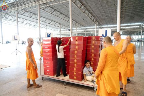 ภาพ No.212139:วันจันทร์ที่ 17 มีนาคม พ.ศ. 2568 บุญบรรจุกล่องไทยธรรม เพื่อถวายแด่พระสังฆาธิการ 40,000 กว่าวัดทั่วไทย ในวันคุ้มครองโลก 22 เมษายน พ.ศ. 2568 ณ บ้านแก้วเรือนทองคุณยายฯ วัดพระธรรมกาย