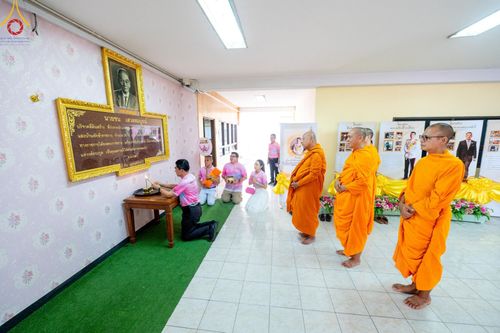 ภาพ No.150915:พิธีเจริญพระพุทธมนต์ และทำบุญตักบาตรแด่คณะสงฆ์ จำนวน 121 รูป เนื่องในโอกาสฉลองครบรอบ 120 ปี อำเภอคลองหลวง จังหวัดปทุมธานี เพื่อถวายเป็นพุทธบูชา ช่วยเหลือผู้ประสบความเดือดร้อนจากอุทกภัย และคณะสงฆ์ 323 วัด 4 จังหวัดชายแดนภาคใต้ วันเสาร์ที่ 31 สิงหาคม พ.ศ. 