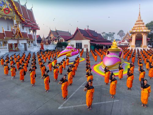 ภาพ No.297375:วันที่ 15 มกราคม พ.ศ.2569 พระธรรมยาตราปฏิบัติธรรมและถ่ายภาพหมู่ประวัติศาสตร์ อนุสรณ์สถานลำดับที่ 4 สถานที่เกิดด้วยกายธรรม  ณ วัดโบสถ์บน ต.บางคูเวียง จ.นนทบุรี ในโครงการธรรมยาตรา กตัญญูบูชา มหาปูชนียาจารย์ พระมงคลเทพมุนี(สด จนฺทสโร) พระผู้ปราบมาร อนุสรณ์ส