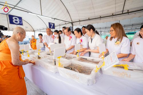 ภาพ No.297959:วันที่ 19 มกราคม พ.ศ. 2569 พิธีถวายภัตตาหารเป็นสังฆทาน แด่พระธรรมยาตรา ณ อนุสรณ์สถานบางปลา วัดบางปลา อำเภอบางเลน จังหวัดนครปฐม ในโครงการธรรมยาตรา กตัญญูบูชา มหาปูชนียาจารย์ พระมงคลเทพมุนี(สด จนฺทสโร) พระผู้ปราบมาร อนุสรณ์สถาน 7 แห่ง ปีที่ 14